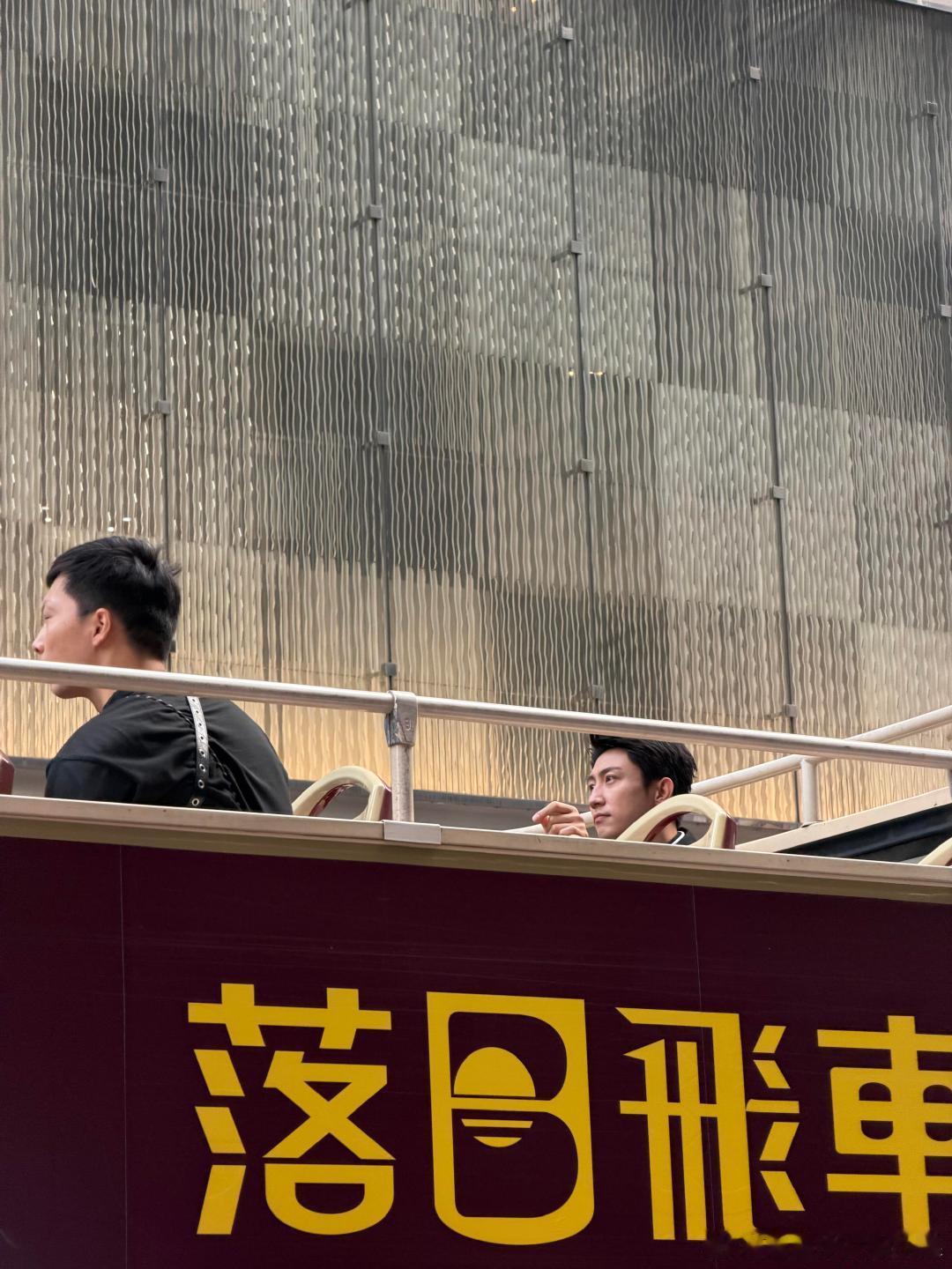 偶遇黄景瑜在香港拍摄网友香港偶遇黄景瑜拍摄 网友香港偶遇黄景瑜拍摄，一身正装造型