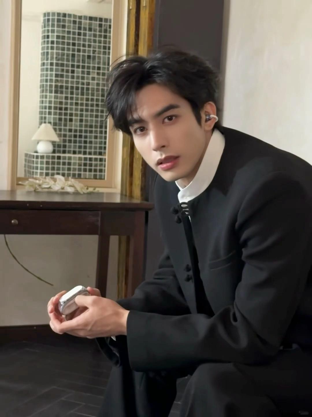 宋威龙又见面了 宋威龙今日份营业，这个新中式配龙权威脸太帅啊😍晚上又见林屿森，