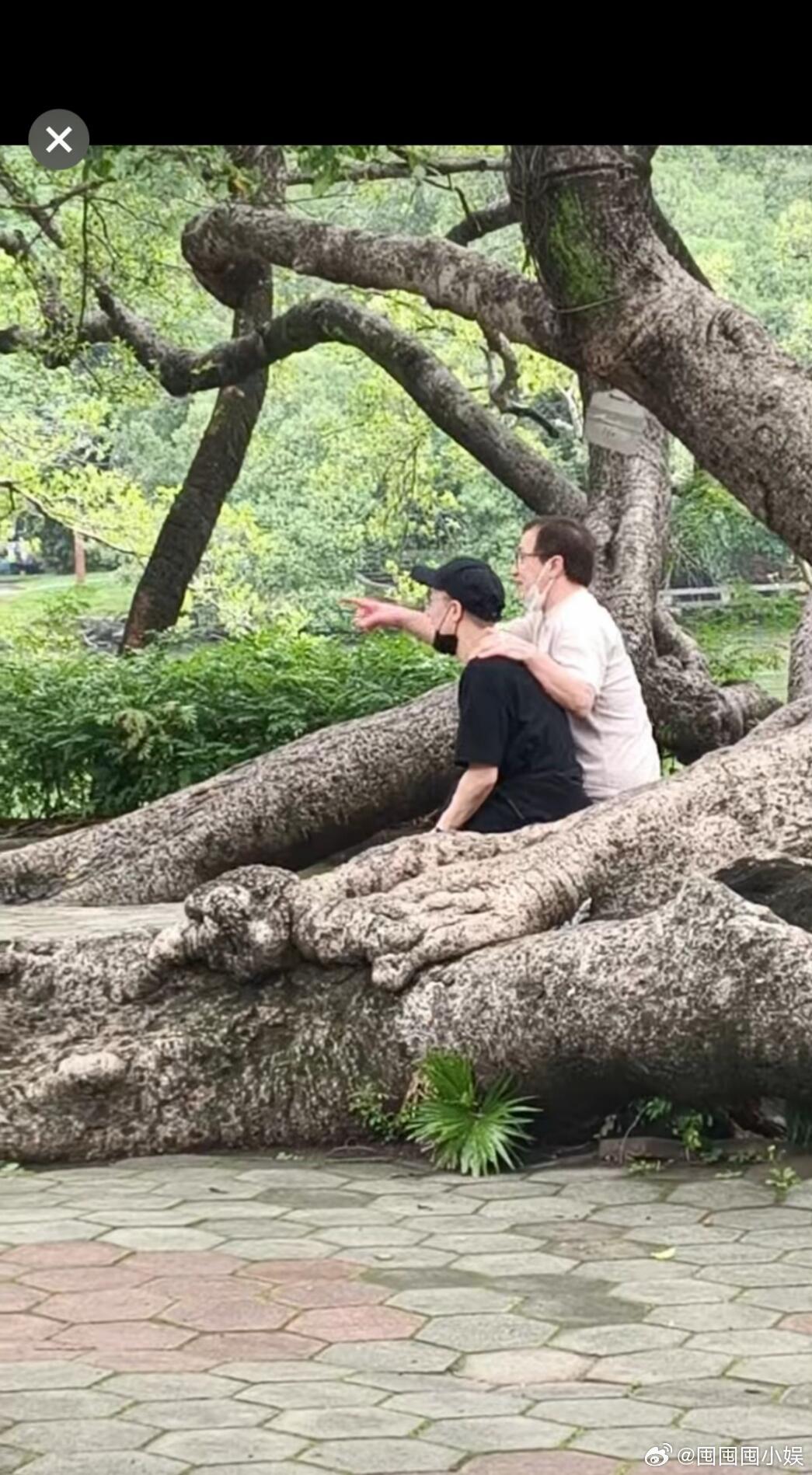 惠州偶遇成龙和儿子网友在惠州偶遇成龙和儿子，有种父爱如山的感觉。成龙和儿子久违同