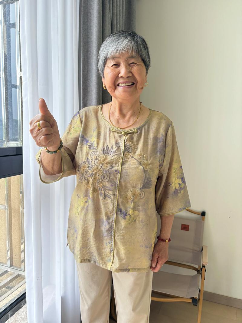 80岁张奶奶征婚
我们小区80岁的张奶奶征婚，立刻成了名人，连周围小区的人都来观