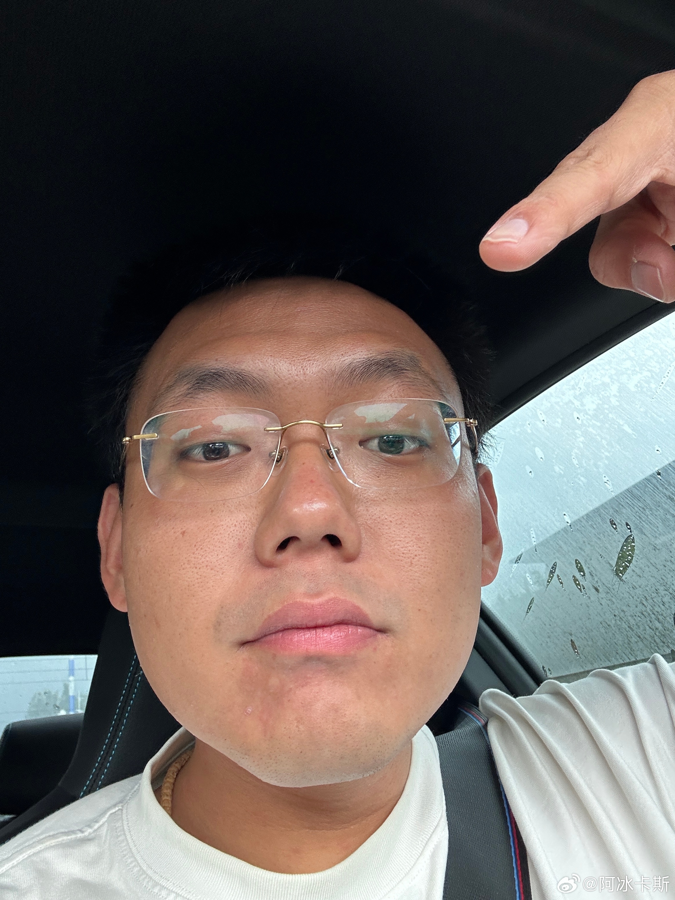 嘿一出门下雨了☔️头发太长了 找我屿哥整理一下兄弟们期待我的雷霆发型吧 北京