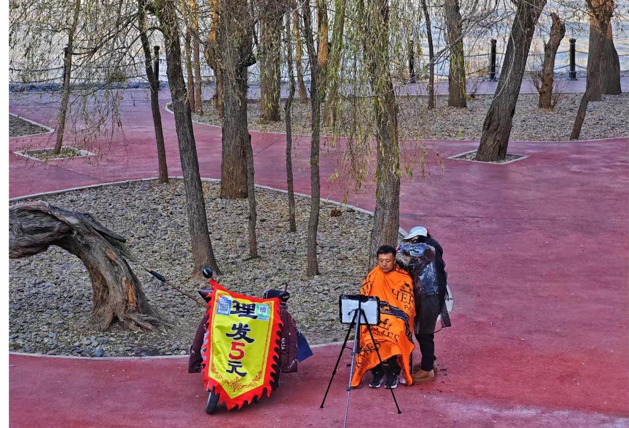 兰州现在到处都是五元的理发，小区的门口黄河的边上都是他们工作的地方。

多人都说