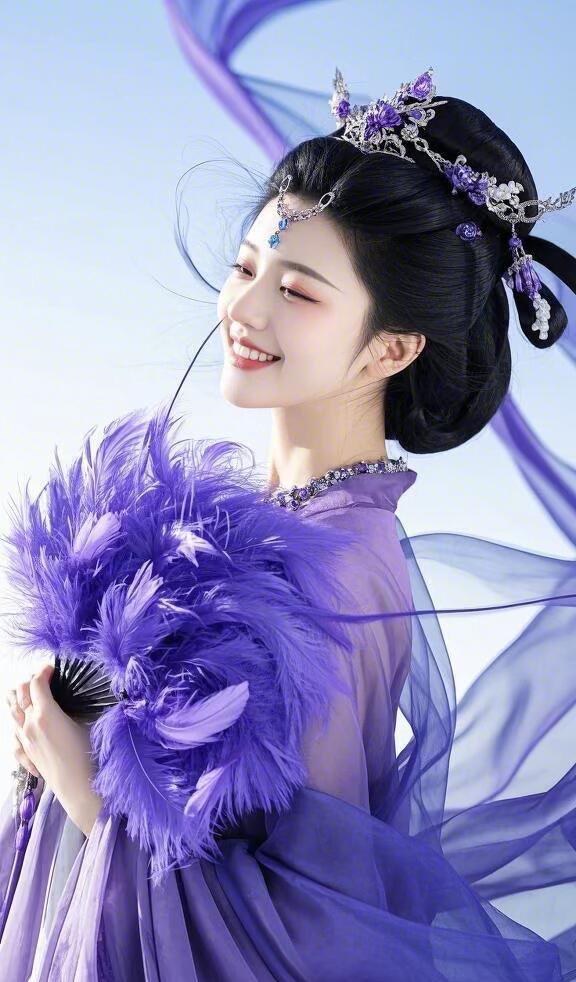 紫衣飘飘，笑靥如花。