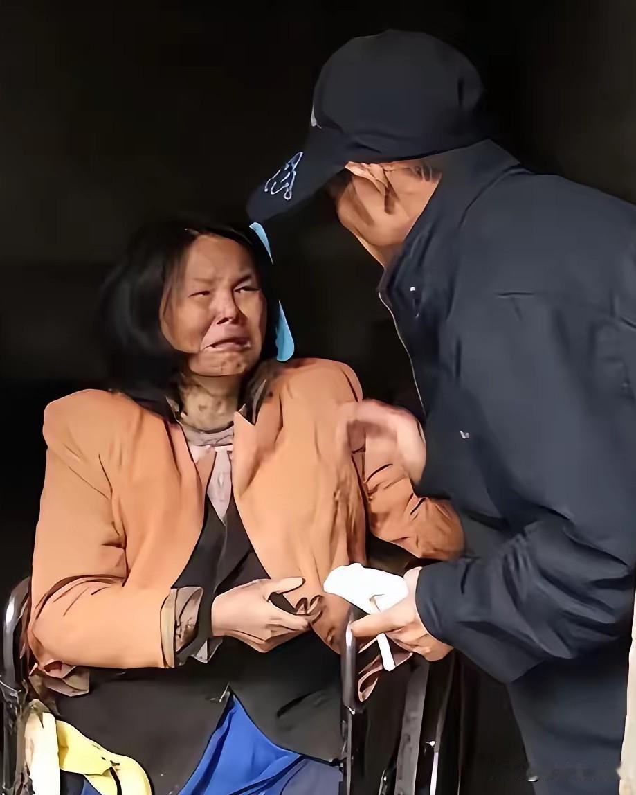 山东单县一位43岁光棍在街头捡回一位截瘫的女子，并带回家中悉心照顾，谁知，女子半