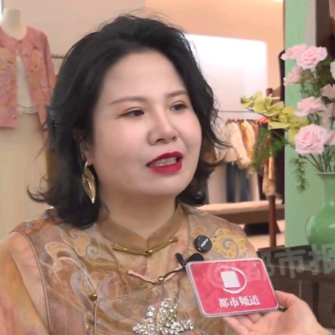 河南90后单亲妈妈董娜靠700元摆地摊起步，如今做新中式服装年入数千万，她凌晨5