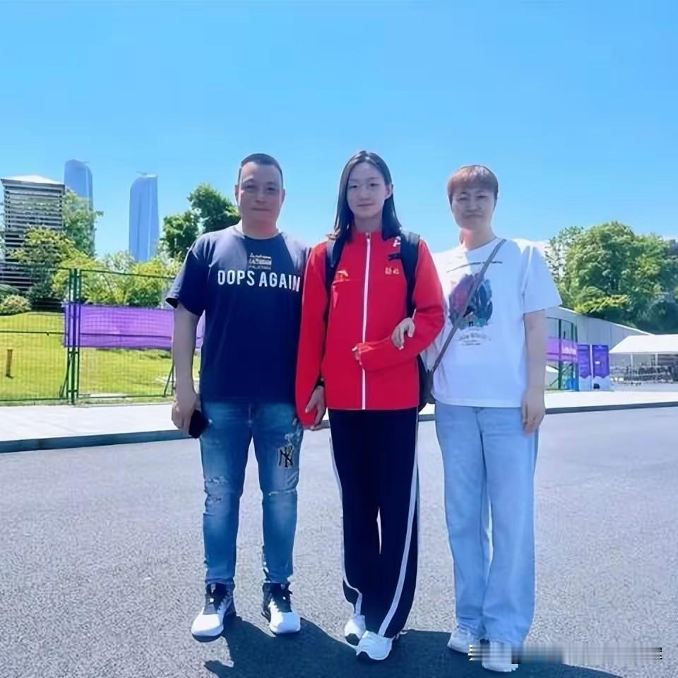 她就是李冰洁的母亲王伟，昔日自由泳名将，如今是一名体育老师。
一岁多的李冰洁，就