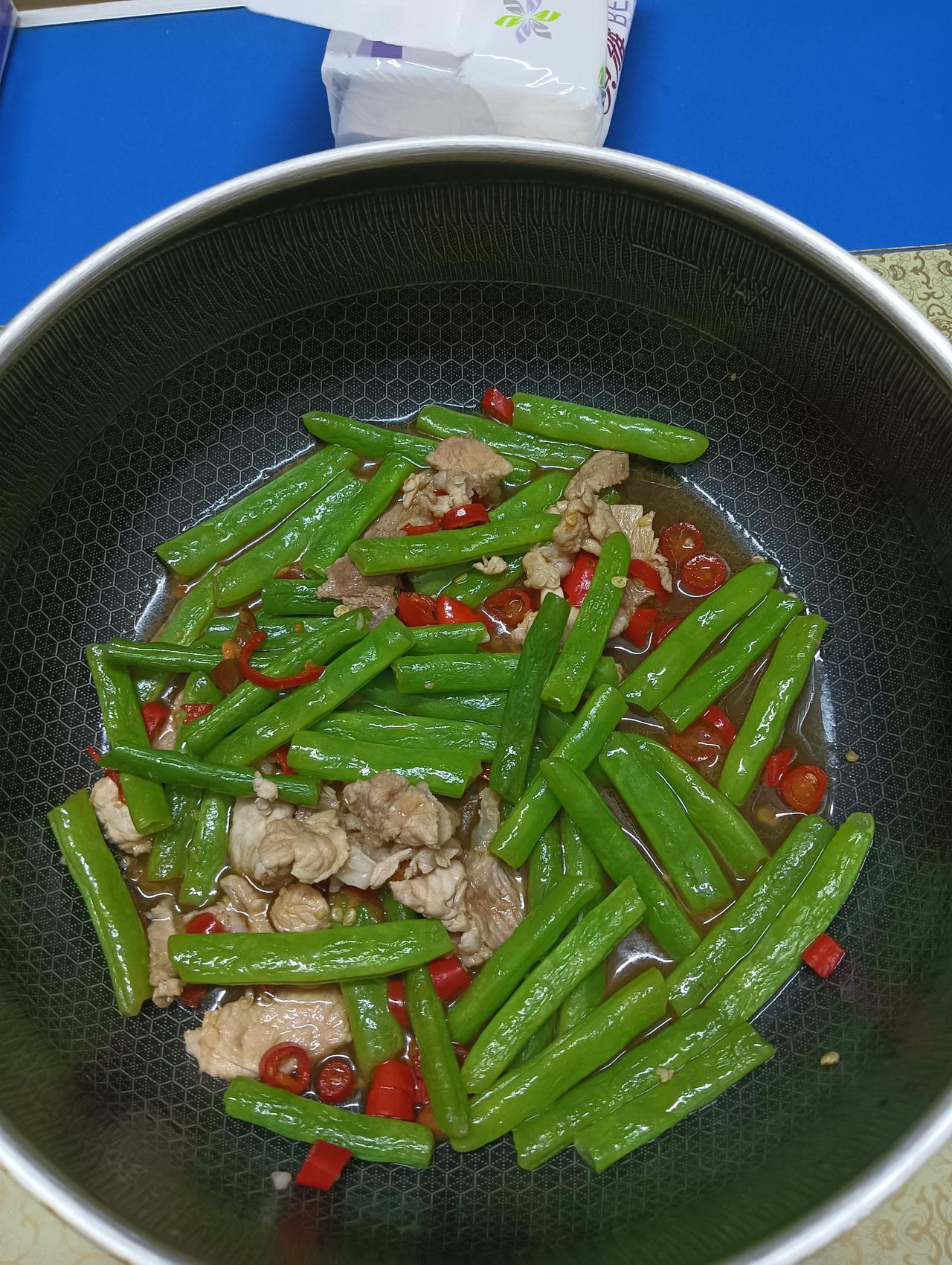大家早上好，我是七姐，今天是8月1号了，要开始努力工作了，今天自己做饭带到工厂吃