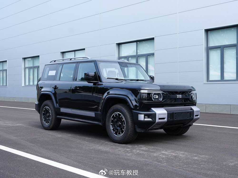 212 X03来了，越来越现代化了长：5095 宽：2038 高：1945mm，