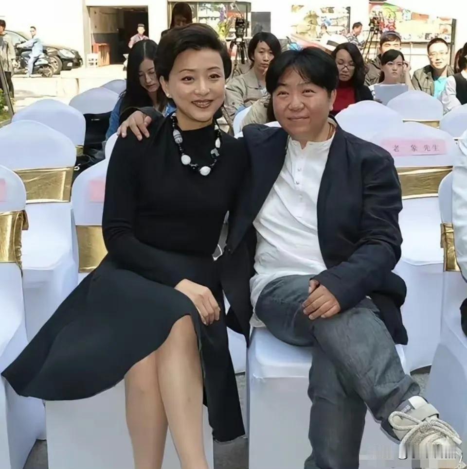 杨澜和田沁鑫勾肩搭背这“惊呆”了多少人？
昨晚刷到杨澜和田沁鑫勾肩搭背的照片，我