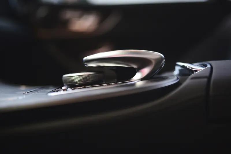 嘉兴沈女士这事儿真是让人又好气又好笑。她花150多块买了件大衣，在车里试穿发现袖