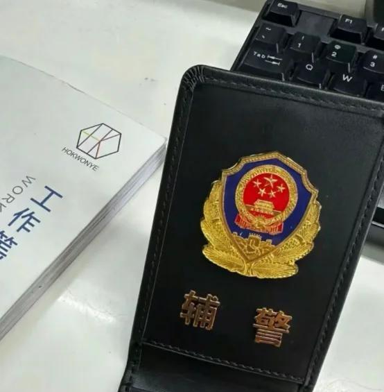 从普遍情形而言，辅警一般比国企更容易进入。

辅警招聘的学历门槛通常较低，大量基