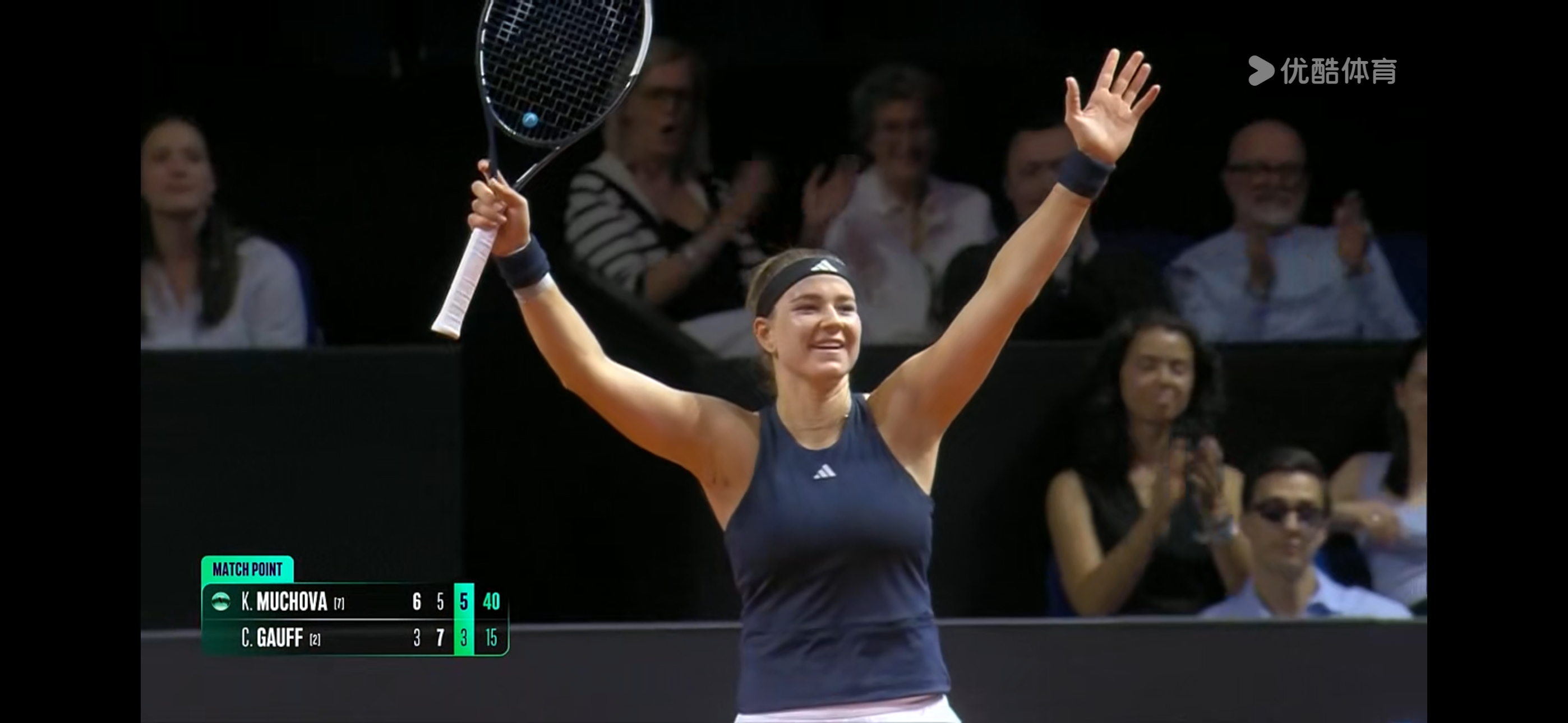 穆霍娃以6-3、5-7、6-3击败高芙，打进斯图加特赛四强。穆霍娃也止住了对高芙