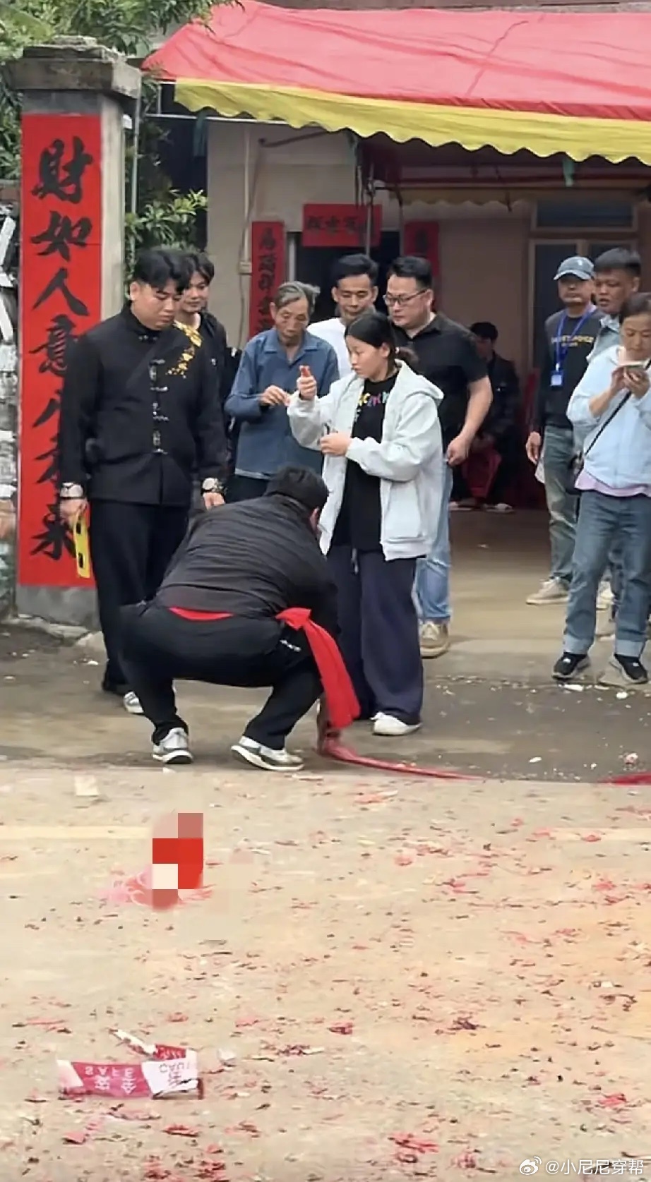 全红婵在老家闹元宵有点害羞捂着脸，但最终放飞自我，玩晦了，全红婵在老家广东湛江迈