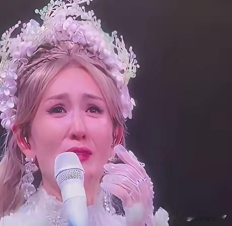 谢娜开演唱会了，好多人都说是张杰在帮助他。
嗯，听起来不错，总算听不到说是谢娜在