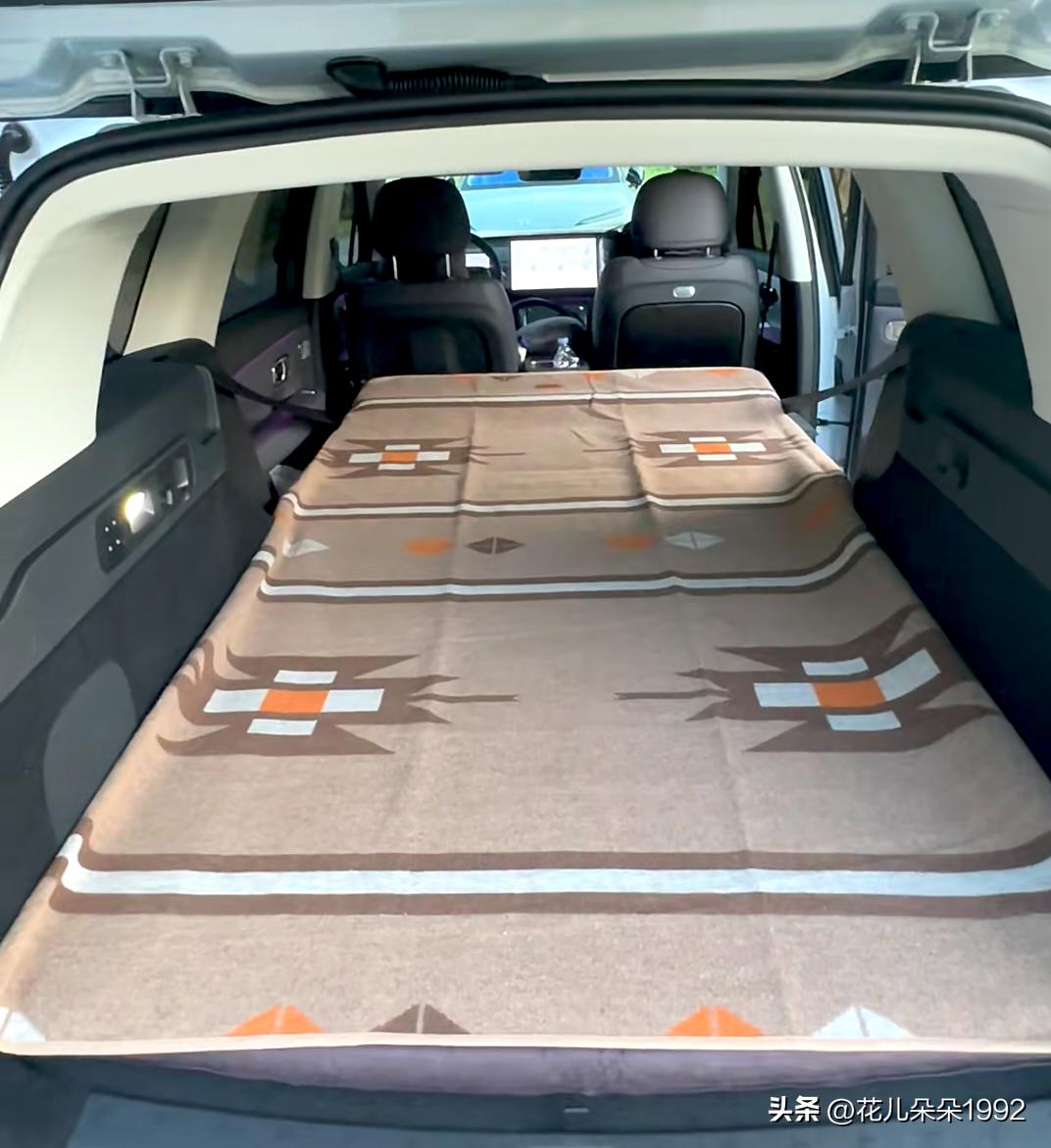 自驾游时有没有真正意义上后排与后备箱实现纯平，且长度达到2米以上的新能源车？