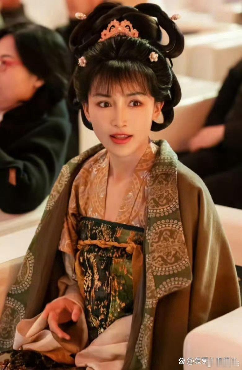 李子柒汉服造型太惊艳，在烟台启动汉服之夜。 