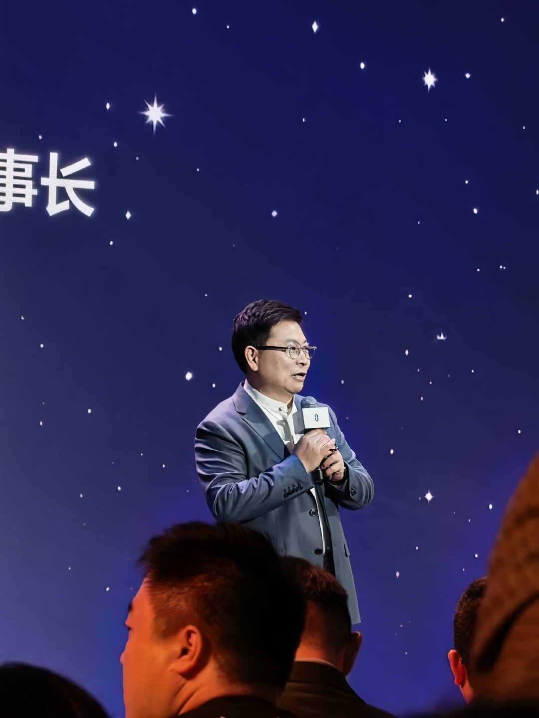 问界M9 星光之夜大量现场动态图片，大家感受一下。刘谦的魔术很精彩，一会分享视频