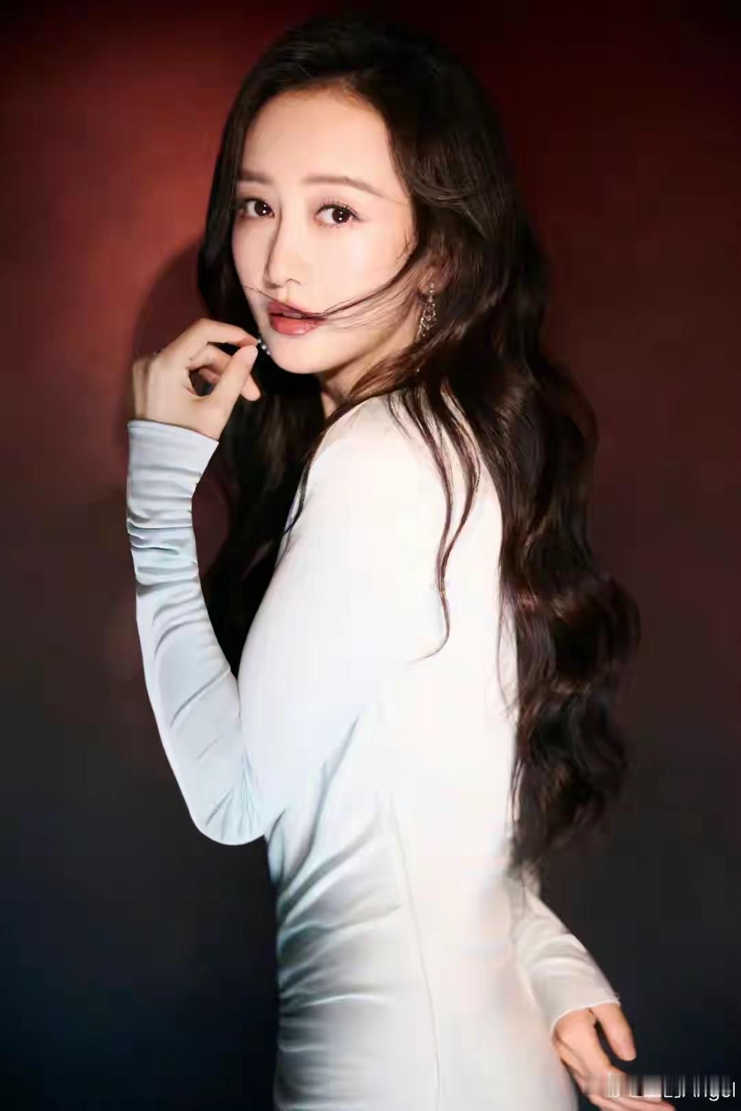 王鸥发文称，她已经是一个孩子的妈妈，目前独自养育一个女孩。

看到这个消息，很多