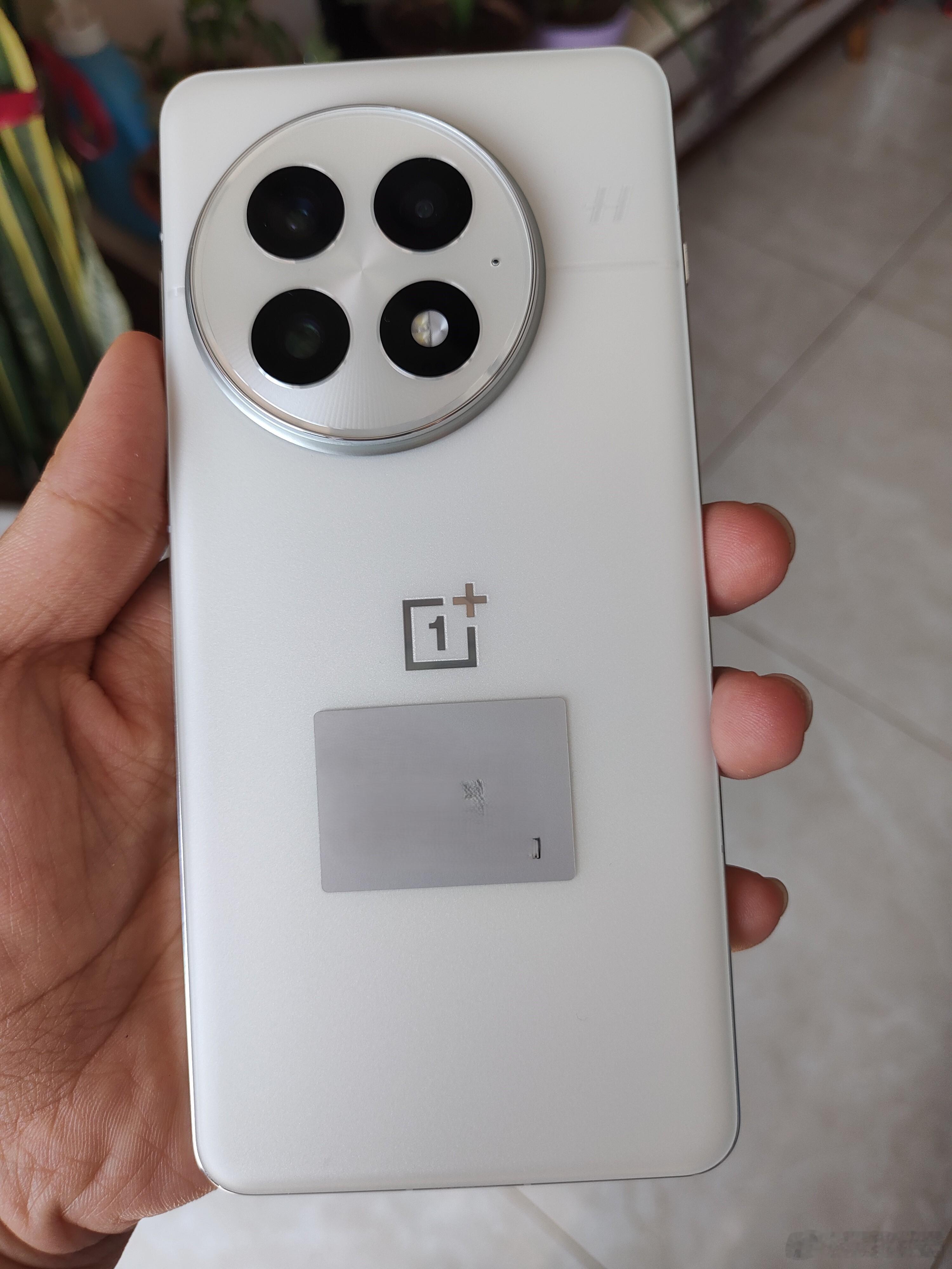 使用一加13（白露晨曦）几天后，谈谈体验手机背面这次采用的新一代丝绸玻璃工艺，通