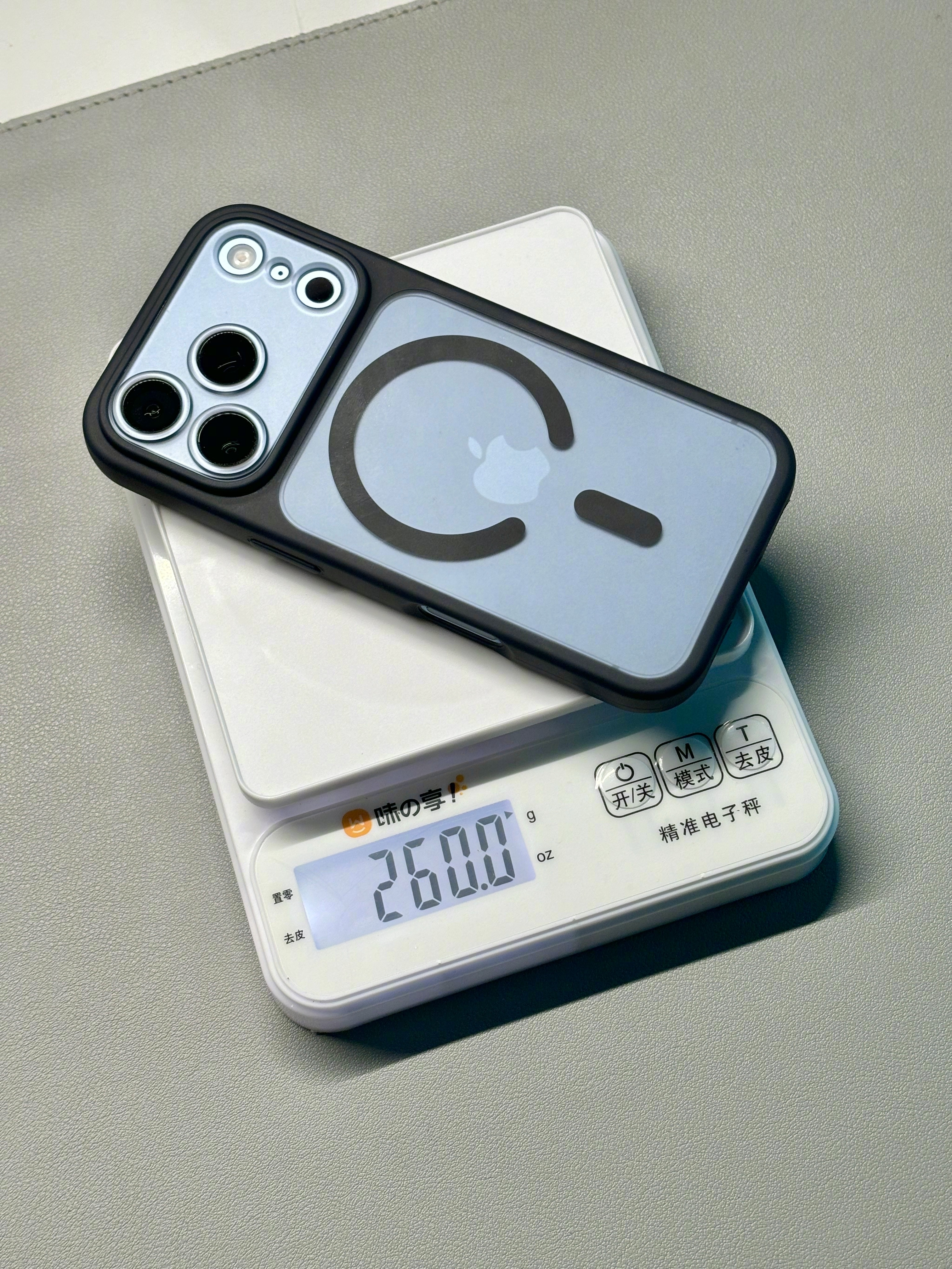 随便拿厨房的电子秤测了一下iPhone18 Pro贴上钢化膜的重量是223.1g