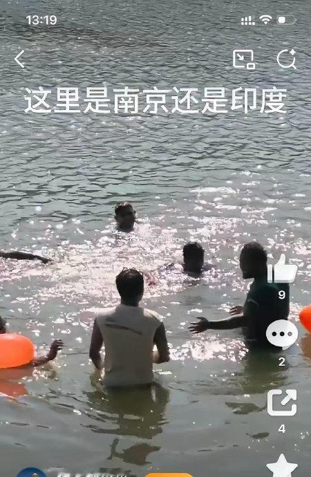 一群印度人直接在南京的水库内戏水、洗衣，大声喧哗，玩得不亦乐乎！

近期一段现场