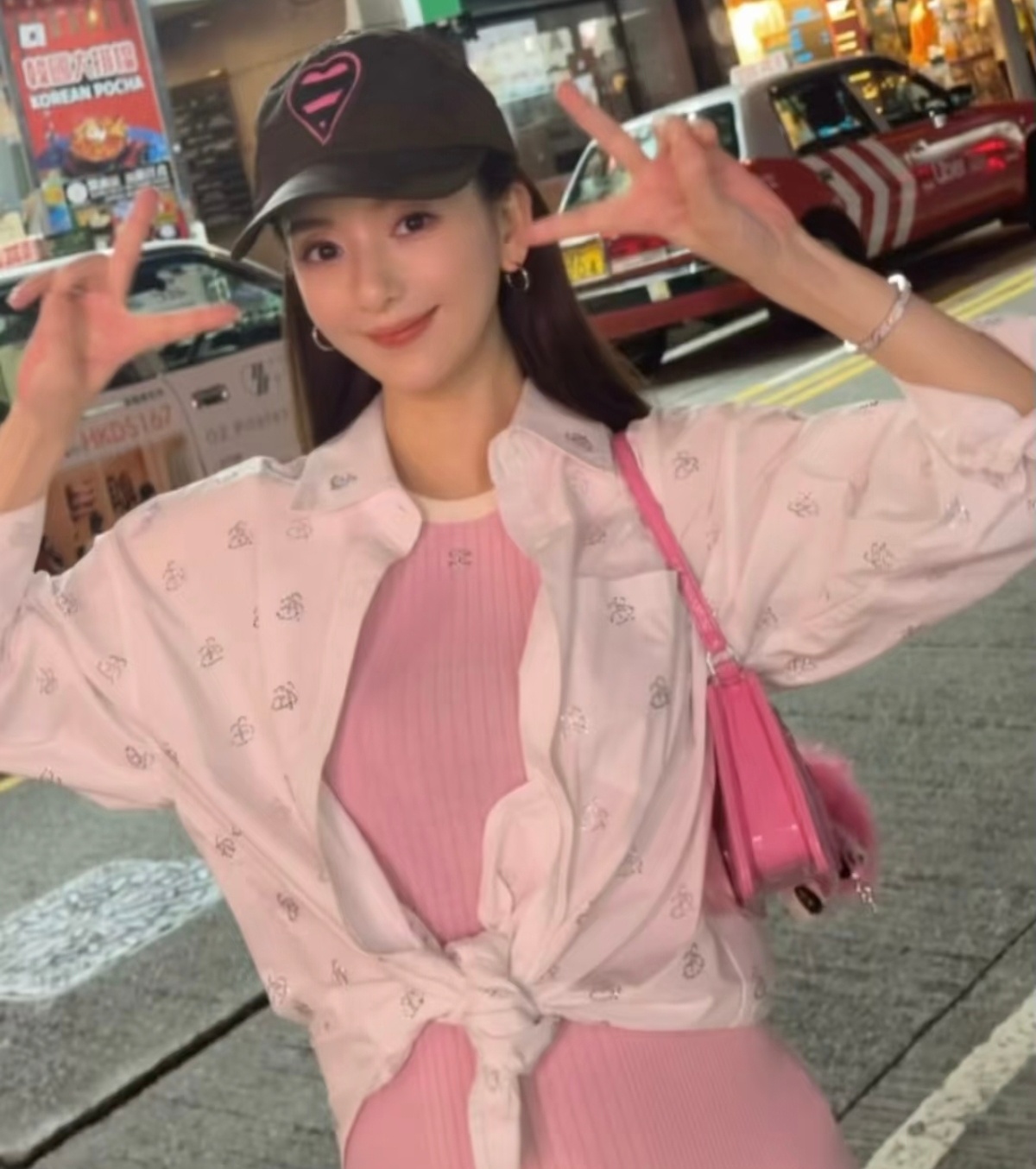 怀三胎的方媛陪两个女儿过暑假，她孕期四肢也好纤细。 ​​​