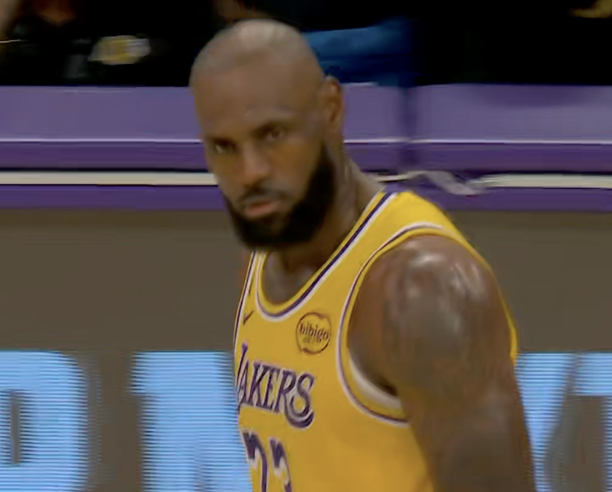 半场的詹姆斯：7投3中 三分球1中0 没罚球6分3篮板10助攻1抢断1盖帽火箭v