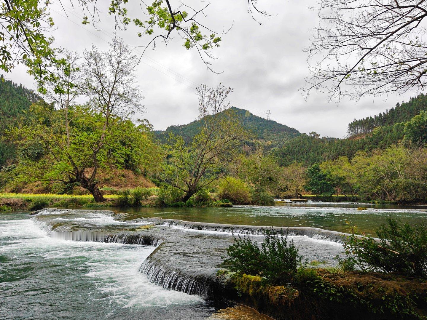 #探秘罗平多依河# 多依河位于中国云南省曲靖市罗平县，是一条蜿蜒曲折的河流，以其