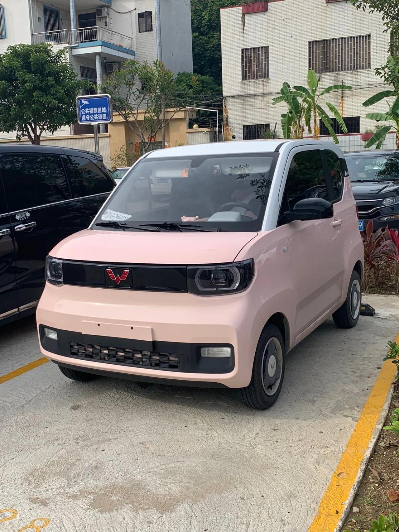 【车主：这个车的副驾驶位置是超级宽敞，但是后排空间就会小了很多】

宏光MINI