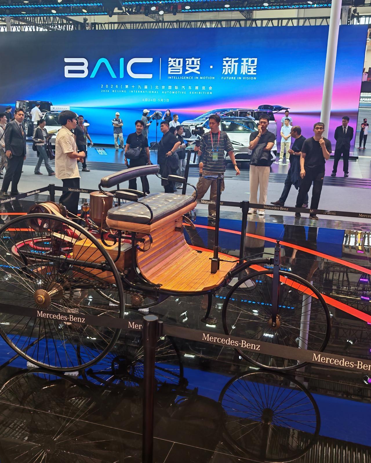 去年11月上市的全新奔驰CLA 纯电，目前看销量是扑街了，下巴着地的那种。

奔