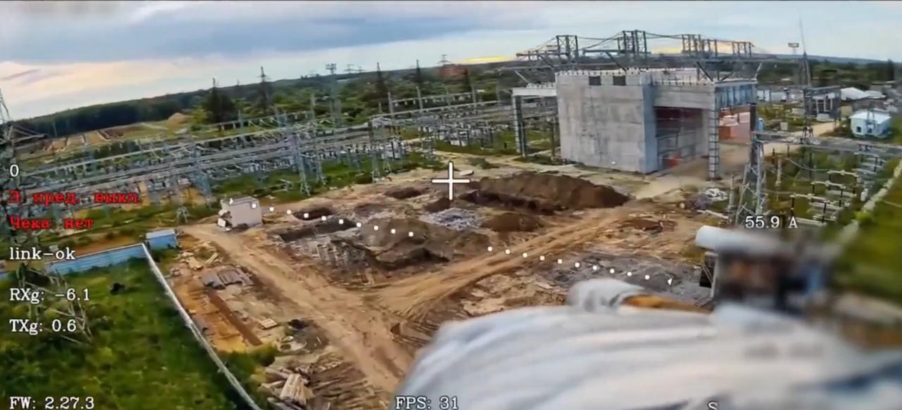 一段俄罗斯 FPV 无人机袭击一座重型防护变电站的视频， 俄方操作员能够巧妙绕过