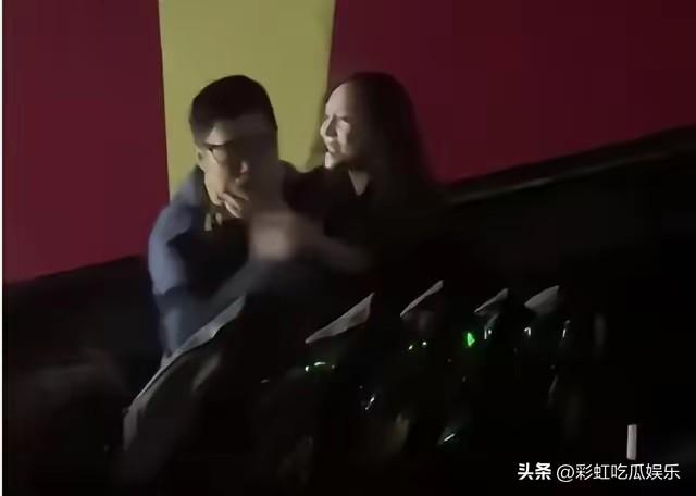 上海电影院捉奸事件，女子和情夫当着四岁儿子面调情做出不齿的行为，丈夫怒斥他们偷情