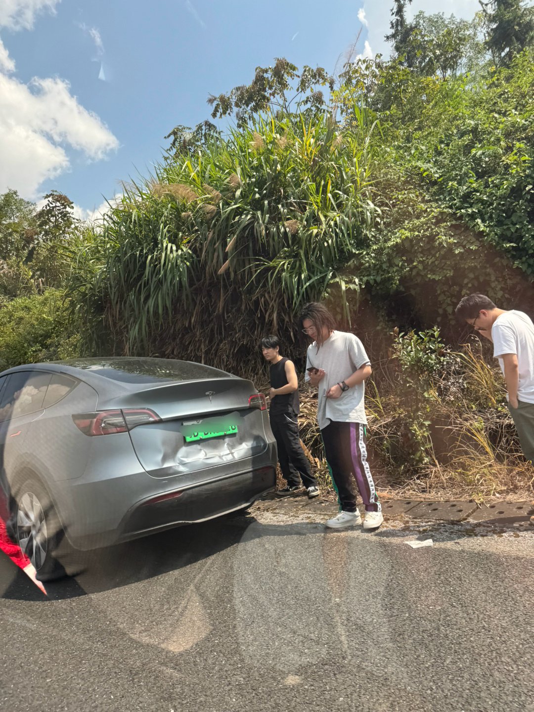 回深圳路上看到特斯拉modelY 被追尾了。这个位置装护板都没法弄啊，想避免被撞