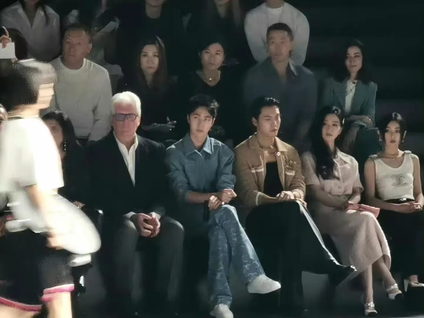 陈伟霆王一博香奈儿场内同场都好帅 