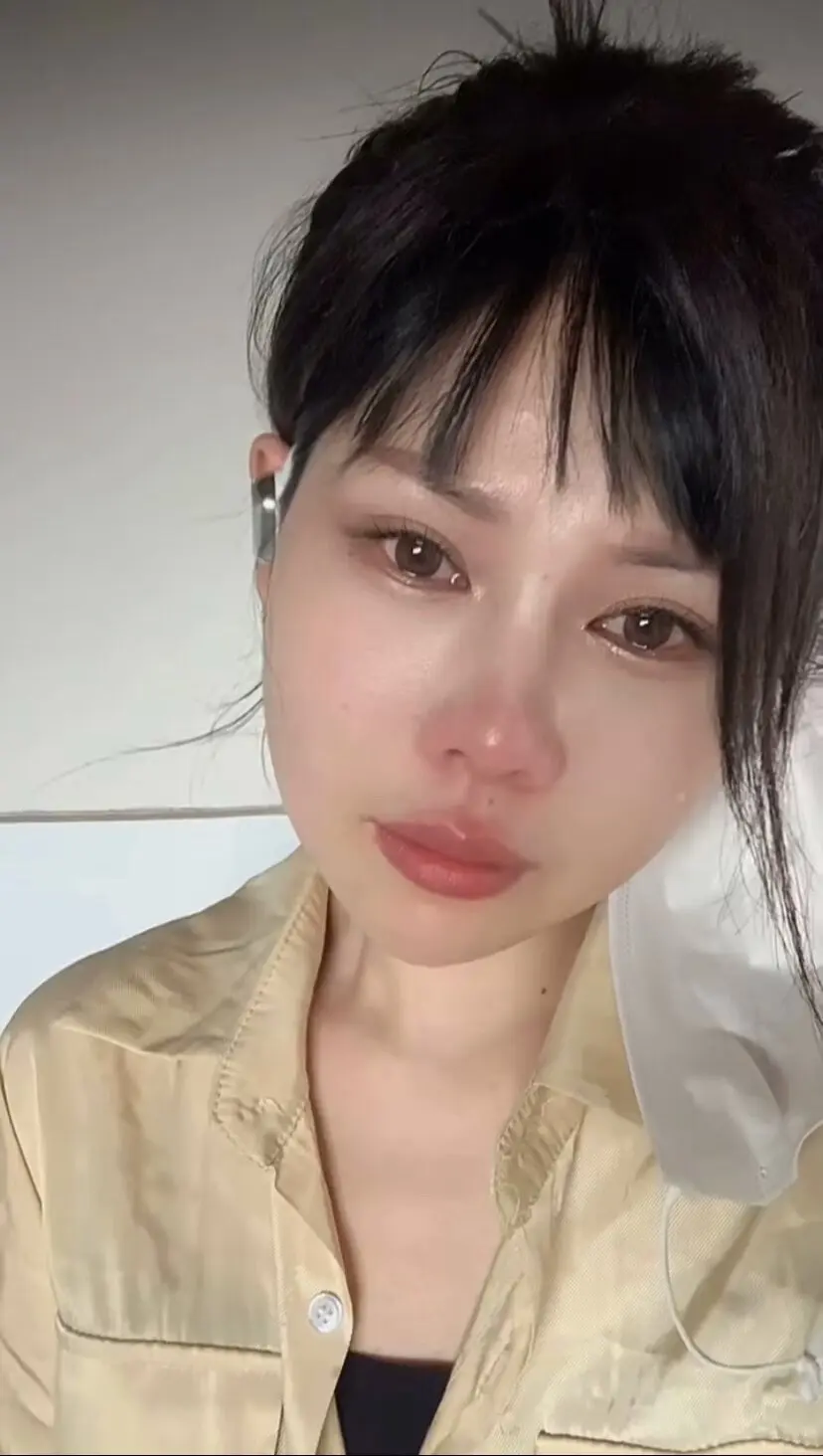 爸爸给我视频，说一个人在家想你们了，有空常回来看看，还问我有没有钱用...