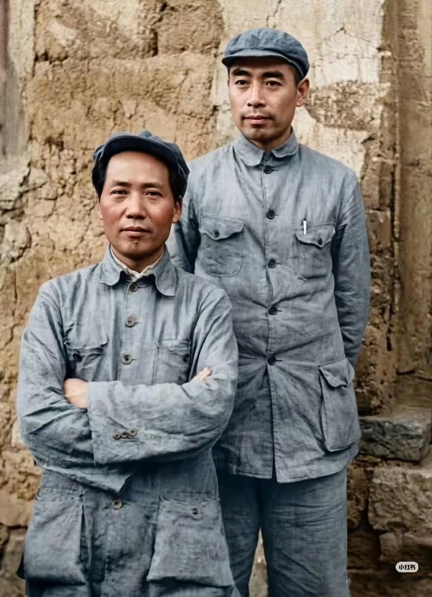 毛泽东主席与周恩来总理，是中国革命史上最卓越的两位领导人。自遵义会议确立毛主席的