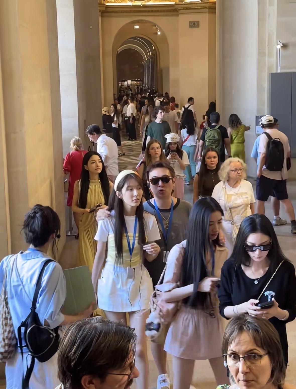 最近王思聪陪女友懒懒去巴黎逛卢浮宫的事儿在网上疯传。6月29日他们游巴黎的视频一