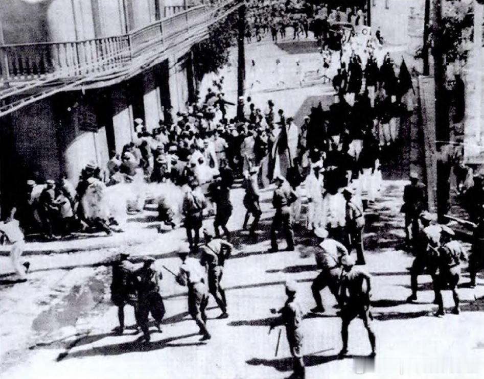 1937年3月21日游行中的民族主义党成员队伍与波多黎各警察部队发生冲突，导致1