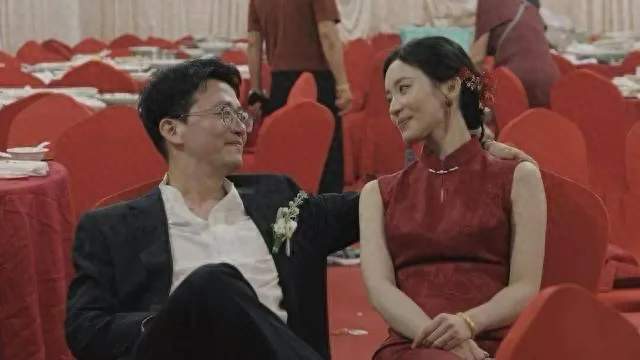 婚礼现场，新郎新娘送完宾客后对视随后泪崩；这一幕刷屏全网
