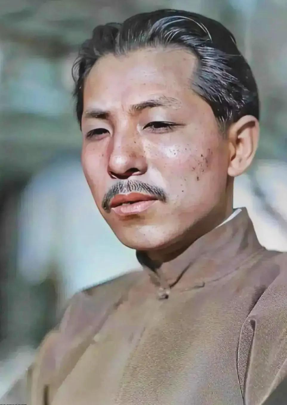 这是1937年张学良被蒋介石软禁期间的一张珍贵照片。

当时张学良已经被蒋介石软