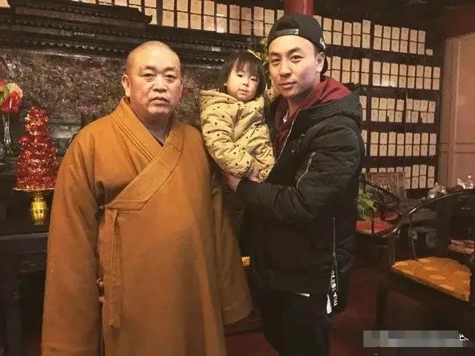 释小龙怀中的小女孩长得好像他哦，应该是他的女儿吧。释小龙这徒弟真有心，得闲就拜访