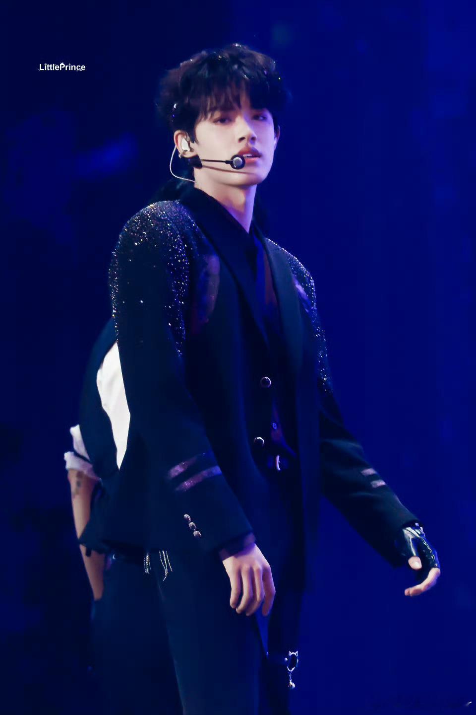 张极紫色衬衫配腿环 张极这身造型鲨疯了！紫衬衫搭腿环氛围感拉满，绝佳身材比例尽显