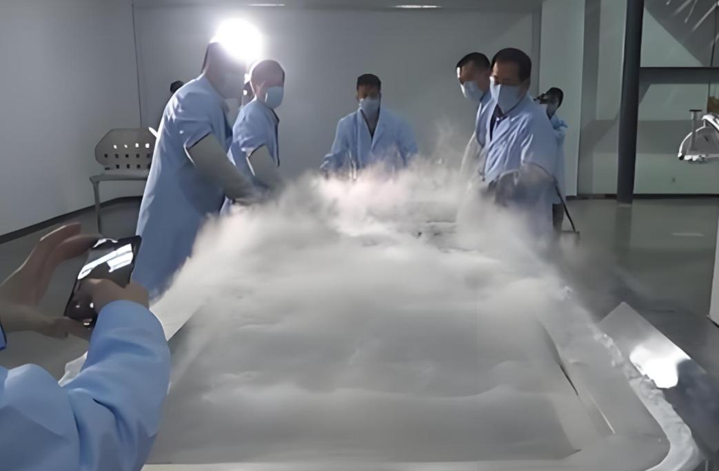 全球首例被冻了几十年的人解冻时，打开液氮罐的瞬间，在场的人都吓了一跳 —— 那场