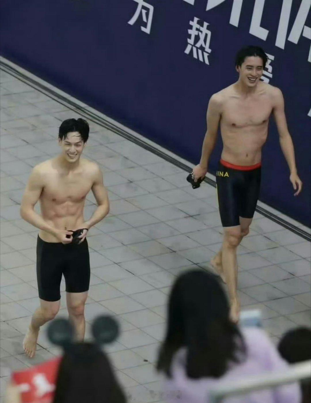 李昀锐跟敖瑞鹏之前有一起参加运动会，还是游泳的呢，两个都是赤裸上半身，这身材管理