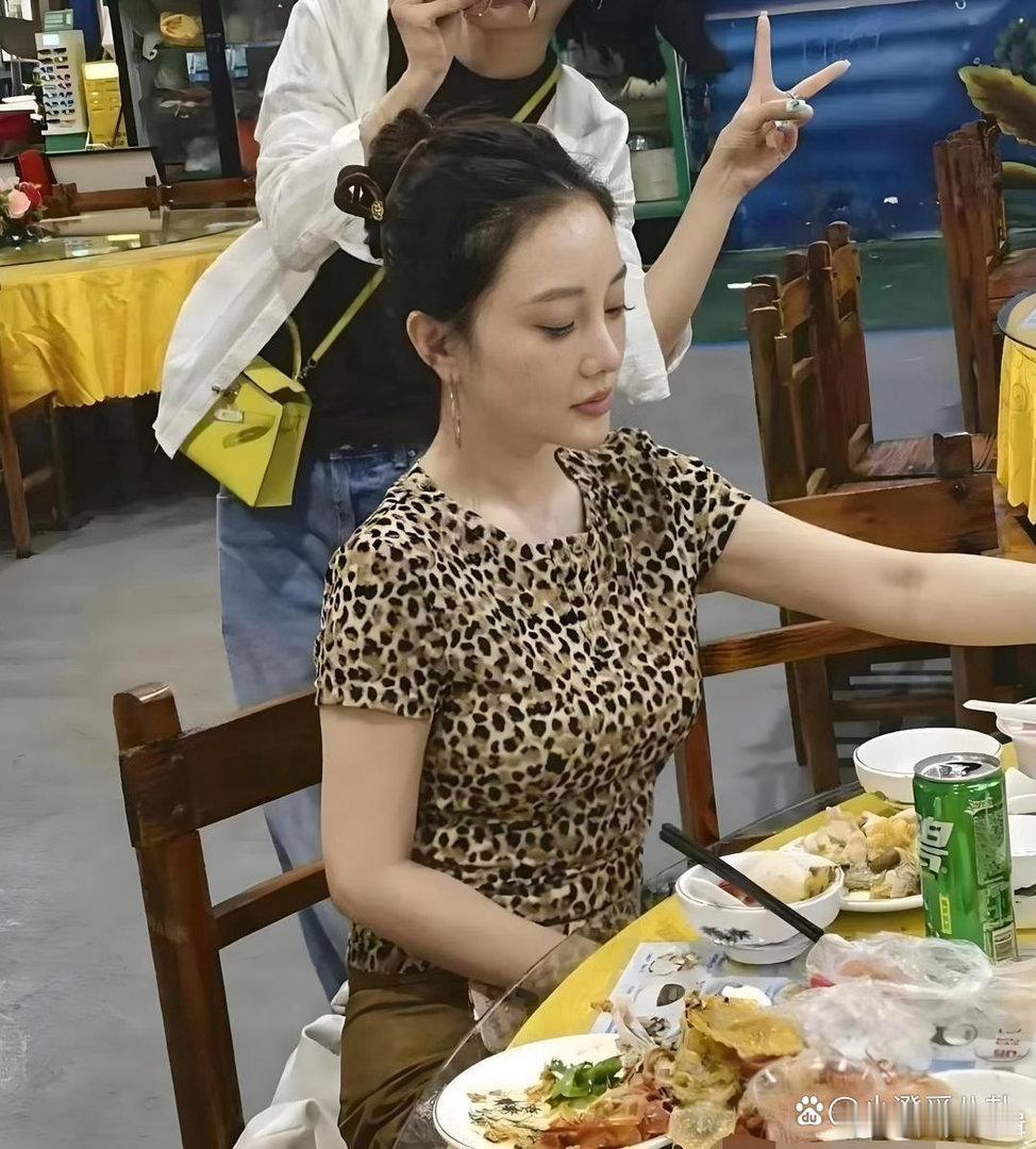 三亚饭店偶遇李小璐。 