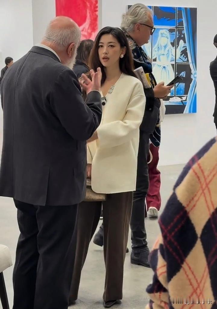 41岁朱珠在画展上被偶遇，她身材高挑，打扮时尚，气质真的太好了！[赞][赞][玫