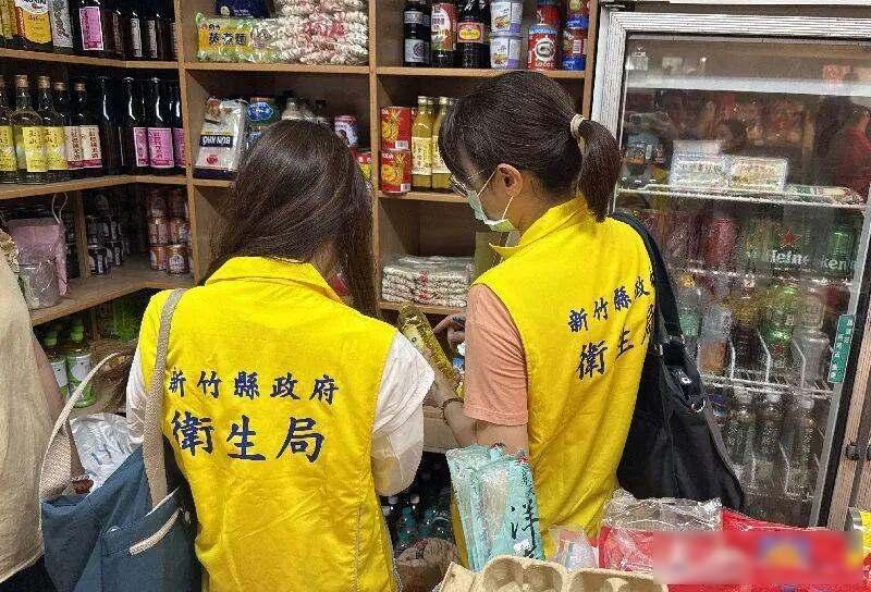 他蹲在街边修车，手被油污盖住，老板却说他偷了零件，最后监控翻出来才还他清白

老