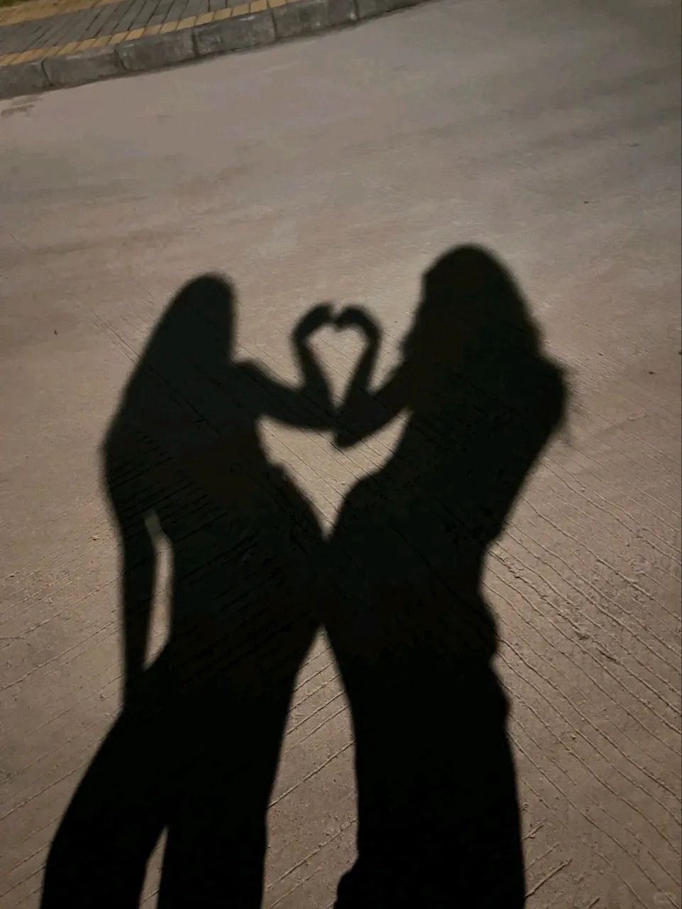𝑭𝒓𝒊𝒆𝒏𝒅𝒔 👭🏻🍻我说怎么爱情不顺 原来是友谊占了上风 