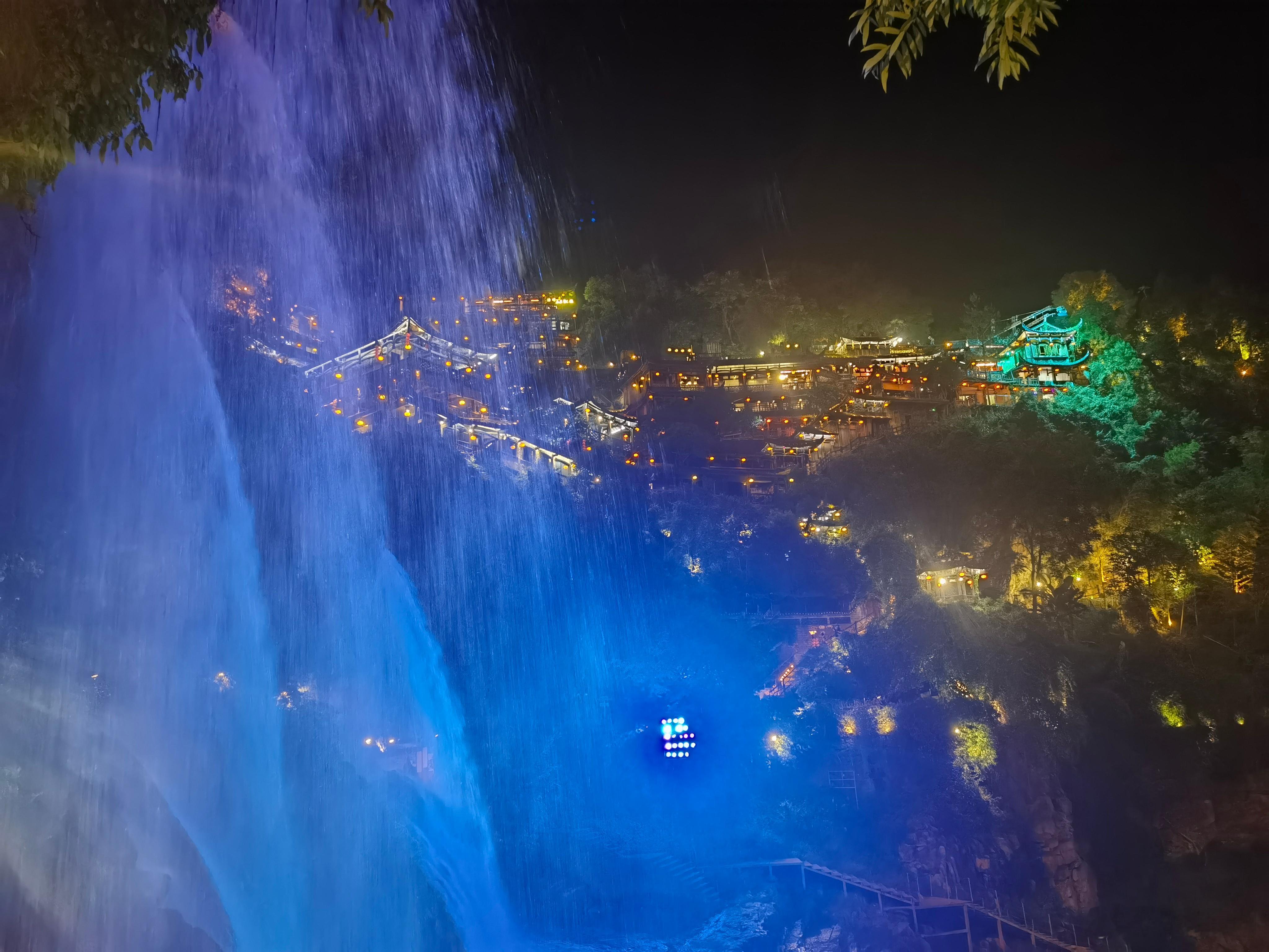 夜气沁凉如水，忽闻更鼓三响。瀑布的咆哮，在静夜里愈发清晰，恍若大地深沉的鼾声。 