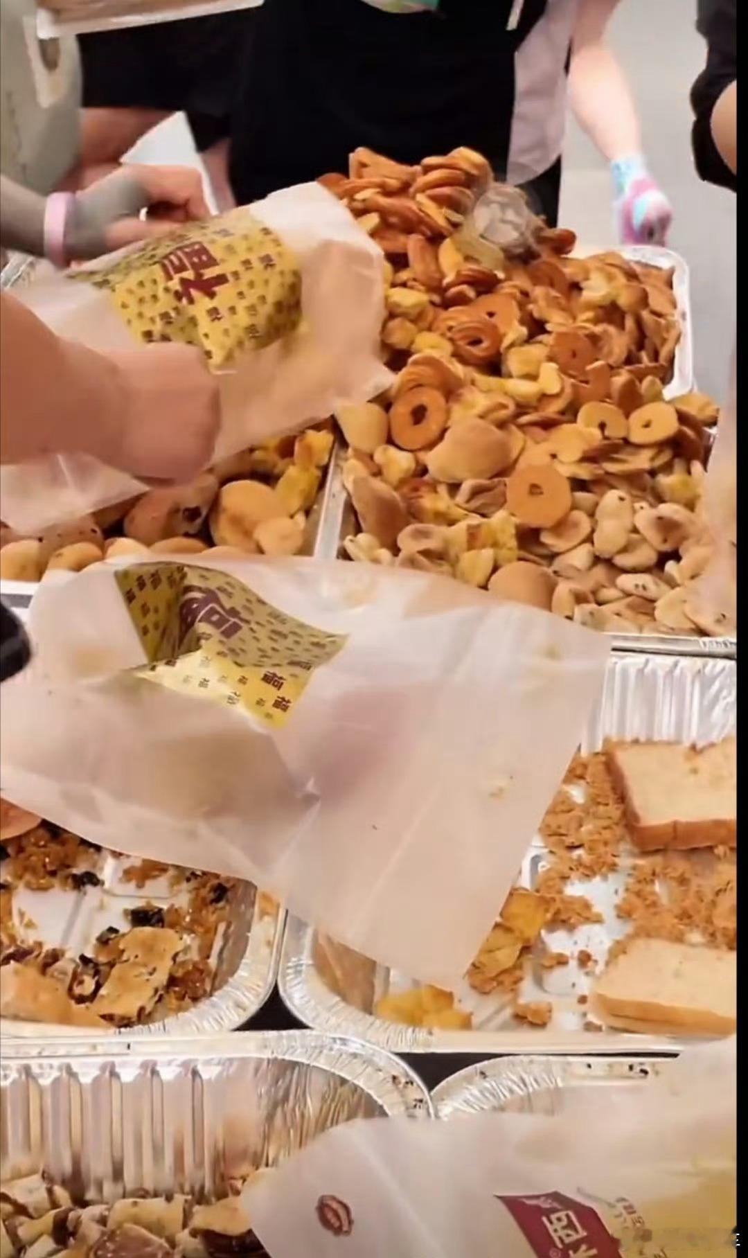 门票200元42公里长的自助餐笑死了，42公里长的自助餐，哈哈哈哈哈哈“艾玛跑不